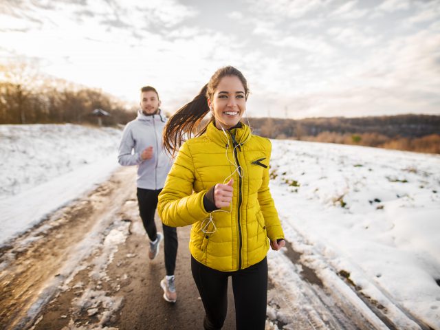 Kobieta i mężczyzna biegający w zimowych warunkach - odporność zimą na co zwrócić uwagę